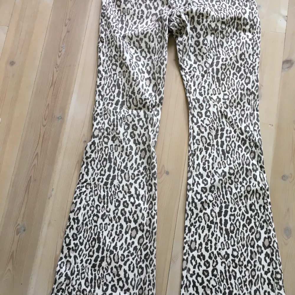 Leopard bootcut jeans ifrån NaKd i storlek 36. Jeans & Byxor.