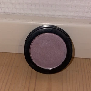 Ögonskugga  - En ögonskugga i lila färg