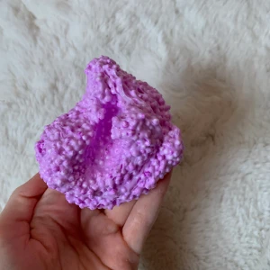 Lila floam slime  - Ett lila floam slime som är super skönt och mjukt, hemmagjort men med handskar och munskydd !! 45kr ink frakt