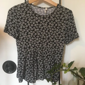 Mango - En jättegullig t-shirt som jag knappt använder längre. I fint skicka och väldigt mjuk i materialet