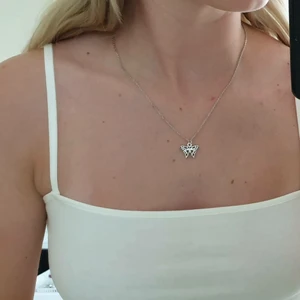 Halsband med fjärilsberlock - Supersött halsband med fjärilsberlock. Halsbandet är helt handgjort av mig själv. Förutom priset på 79kr medföljer även en frakt på 11kr. Kolla gärna in min instagram @angeljwlry för fler smycken och erbjudanden! <3