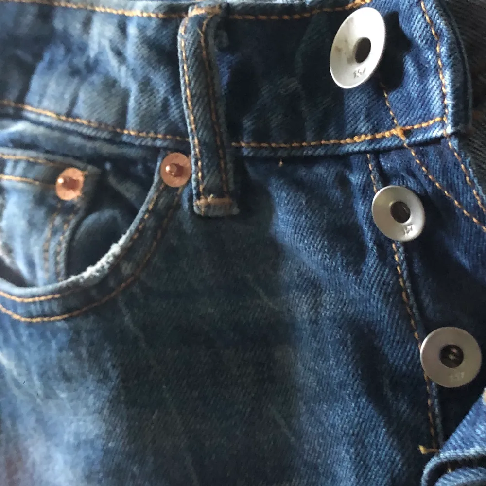 Skitsnygga 80-90tal jeans. Nypris 400kr. Kan mötas upp i Stockholm annars står köparen för frakt💞. Jeans & Byxor.