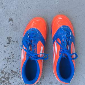 Adidas skor som är nya som  kan va bra att använda när man spelar fotboll inomhus