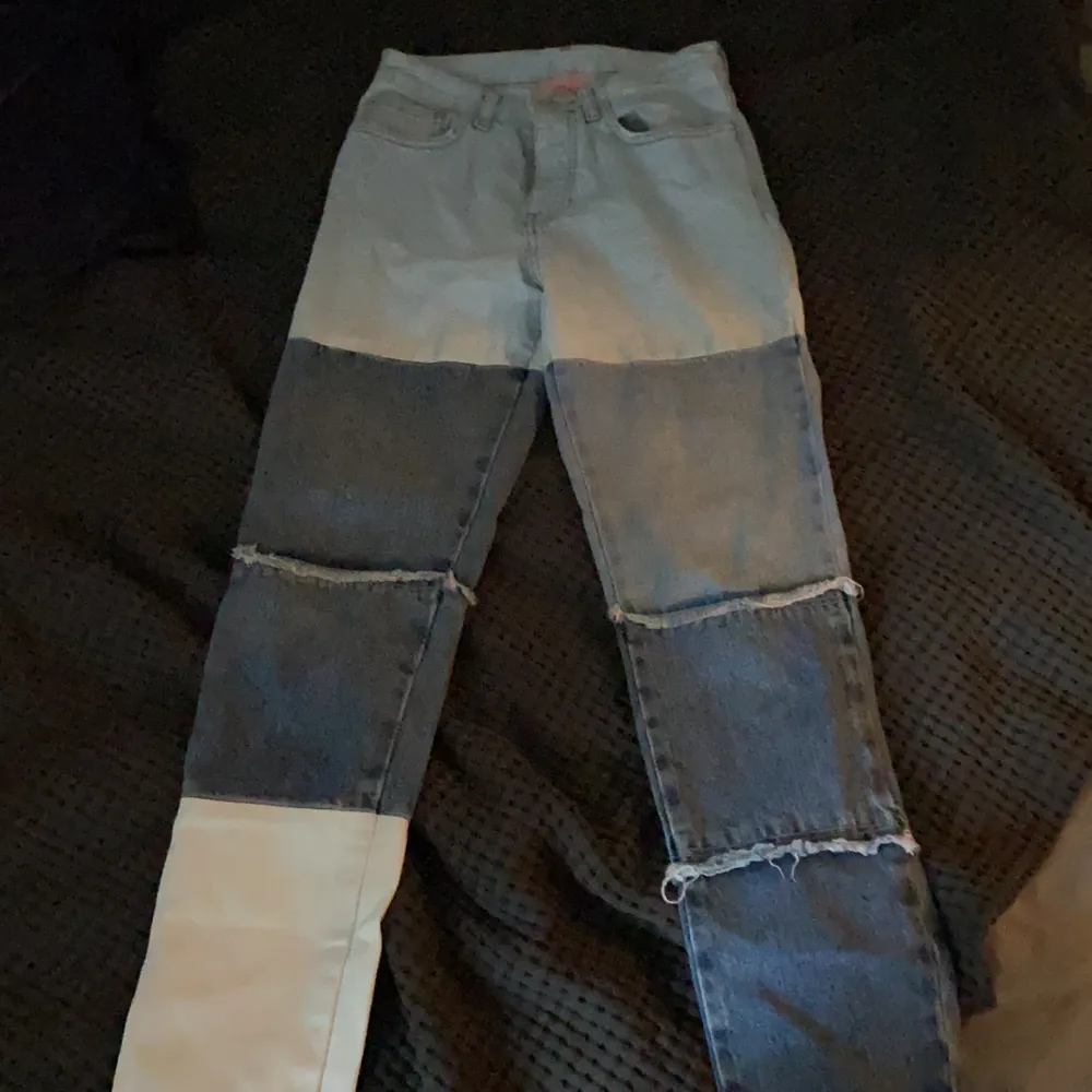 ASBALLA jeans som jag säljer pga för små (därav kan jag inte visa hur dom sitter på) strl:XS men skulle säga att det är en 32 om man vill ha dom lite loose😋😋. Jeans & Byxor.