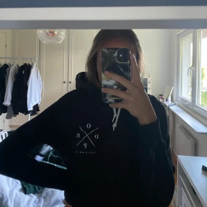 Dope hoddie  - DOPE hoddie med luva från DOPEs hemsida, är i bra skick då den används fåtal gånger, storlek XS