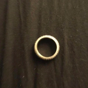 Äkta förlovnings ring - Säljer min äkta silver förlovnings ring pga att jag inte har nån användning för den längre den är i bra skick, om ni undrar något eller vill ha mer bilder på den så är det bara höra av sig. Köpte den för 4000kr 