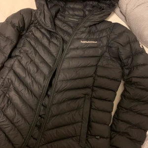 Peack jacka dam strlk S - Ett litet hål som knappts syns och går att laga enkelt, annars i fint skick. Kan gå ner i pris vid snabbköp. Du står för frakt