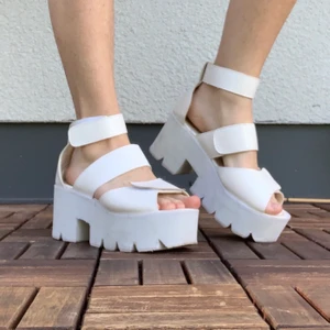 platåsandaler - vita platåsandaler, använda men i fint skick. lite missfärgningar inuti men inget som syns när de används  strl 39