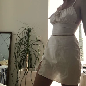 Set i linne tyg!!!!! - Ursnyggt set som sys på beställning efter dina mått! Vackert att ha på en varm sommar dag. Kan köpas ihop och isär. 150kr per plagg så 300kr för hela settet. Frakt tillkomme. Gjort i linne