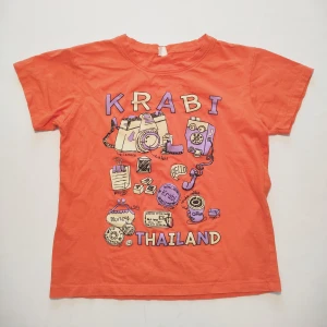 Gullig t-shirt - Super gullig t-shirt med tryck 🍄🛹 Köpt i secondhand, men är i bra skick. Den har en liten lös tråd och ett pyttelitet hål från prislappen. Jag kan skicka bild på det privat om du är intresserad:) Det står storlek L, men är mer en xs/s🌞🌿 Jag kan sänka priset vid snabbt köp:))