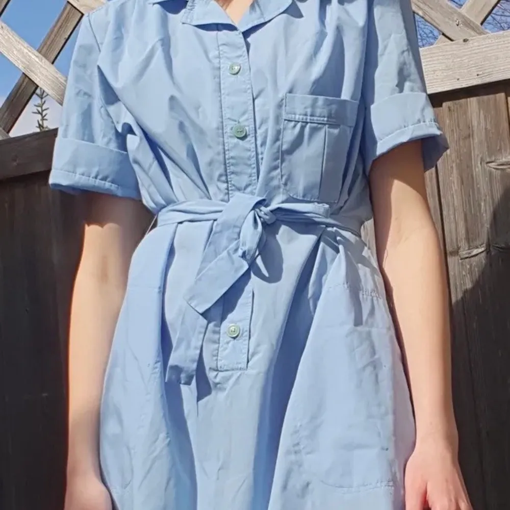 Säljer alla kläder jag har och denna ljusblå klänning ger riktigt somriga vintage vibes 💙 köpt på plick så lånar bilder! Kan frakta eller mötas upp i Uppsala 🌸. Klänningar.