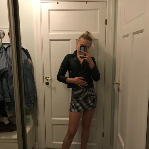 Skinnjacka - Säljer denna skinnjacka i storlek 146. Säljer pga av att den är för liten. Använd ett fåtal gånger. Den har detaljer vid midjan och axeln