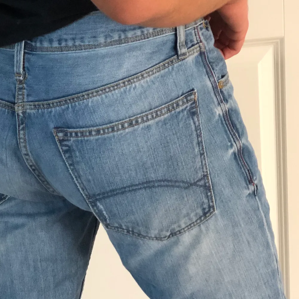 Superfina jeans shorts från Tommy Hilfiger! Superfint plagg i toppen skick. Ett kap!! Köpare står för frakt 💓. Shortsit.