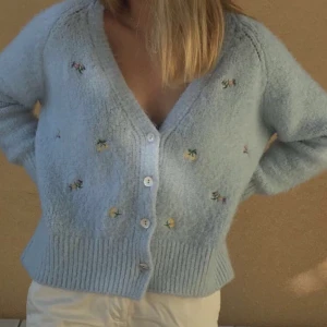 Blå stickad kofta - Jätte söt stickad kofta som är slutsåld på Zara! Har används några få gånger😇Frakt tillkommer💕Budgivning sker i kommentarsfältet och slutar 21.00 på onsdag