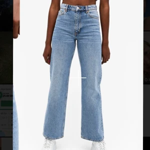 Jeans från monki - Har dessa jeans i storlek 24. Dom är avklippta och passar mig perfekt i längden som är ungefär 1,63cm. många verkar vara intresserade så vi kör på en budgivning, högsta bud just nu är 245💙 Budgivning avslutas imorgon, onsdag kl 17.30.