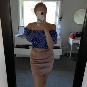 Säljer denna fake rosa mocka kjol i storlek M. Skriv om ni är intresserade av toppen💞🥰