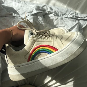 Eytys Sonic Canvas Strl 38 - Eytys Sonic Canvas Strl 38, sparsamt använda, ca 10 ggr. Alltså mycket fint skick. Nypris 2000kr. Möts upp i Stockholm eller fraktar, köpare står för frakten.