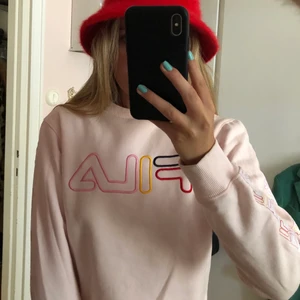 Fila- tröja - En ljusrosa jättefin croppad tröja från fila! Har fleece innuti så väldigt skön🙃 köpt på urban outfitters men den är limited edition så den finns inte att köpa längre. Högsta bud: 350kr (ink frakt)