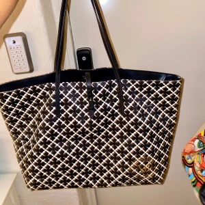 Väska - Säljer min älskade Marlene Birger Väska som inte kommer till användning längre. Den har används relativt mycket så lite sliten, kan skicka mer bilder. Nypris på en liknande (just denna finns inte kvar) är 2299kr. Säljer den för 500kr💞