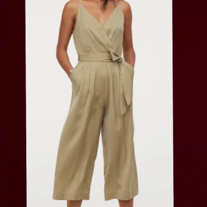 Jumpsuit - Jättefin ljusgrön jumpsuit som man kan knyta i midjan som har användts cirka 3 gånger (för mer bilder skriv privat) 