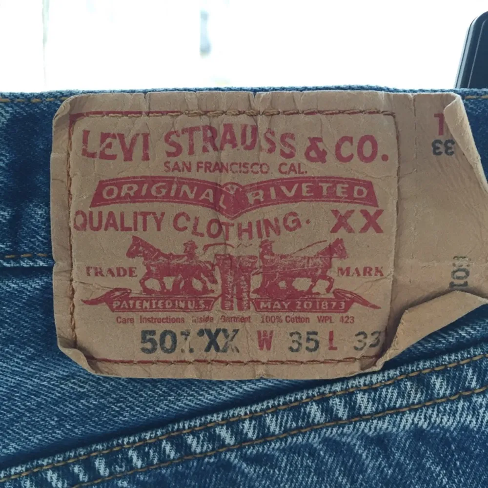Levis 501:or i fint skick! Stor storlek på lappen, men sorterade som M vid köp. Passar någon med stl. 40/42.. Jeans & Byxor.