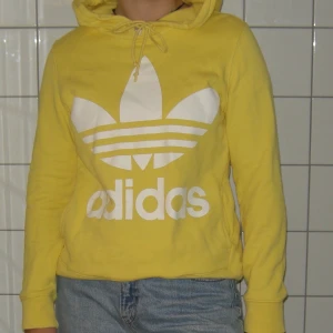 Adidas huddie - Huddie från adidas. Fint skick! Frakt ingår i priset 