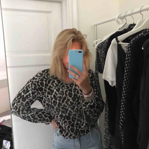  - Sjuukkktt fin tröja!!! Passar till nästan allt!!! frakten ingår ej i priset, säljer pga har en liknade tröja! 