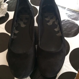  - Snygga platå ballerina från märket Vagabond.
Köpt flera År sedan.
Platåhöjd ca 5 cm, supersköna i svart mocka. 
Frakt tillkommer. 