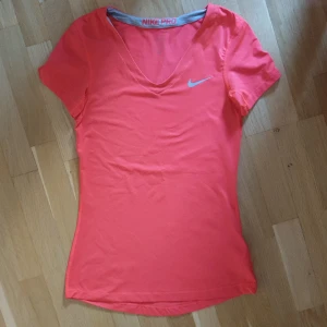 Nike träningstshirt - Använd fåtal gånger, som ny. Material: 84% polyester 16% elestan. Frakt 22kr