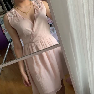 Spetsklänning - Jättefin spetsklänning i puderrossa med snygg öppning där bak, aldrig använd endast testad. Från Vero Moda. Jag har storlek S men denna är L så skulle säga att det är mer än S/M. Har en likadan i vit xs
