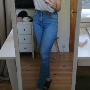 Högmidjade jeans - Väldigt fina och sanna i storleken, har inga synliga tecken på användning. Köparen står för frakten🤗
