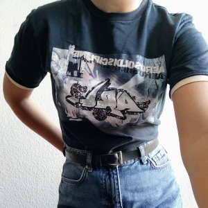 Cool T-shirt med Tryck - Marinblå T-shirt med tryck från Lindex. Kill storlek 146/152 men jag skulle säga att den är lagom till en XS/S. Säljs då den är fint skick men inte används. Priset är inklusive frakt