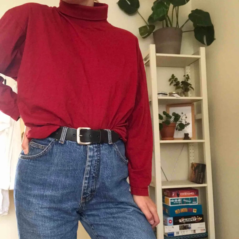 Ascool röd polo köpt på humana! Blir verkligen en look till ett par jeans eller vad som helst. Storlek XL men passar en small om man gillar oversizelooken! 🥰 . Tröjor & Koftor.
