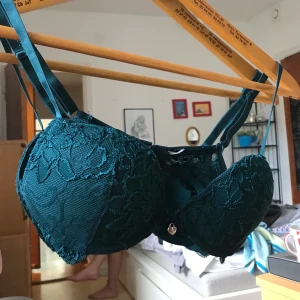 Grön bh - Spetsbh med detalj, tyvärr för liten för mig. Står ingen storlek men ca 75A. Frakt 20kr