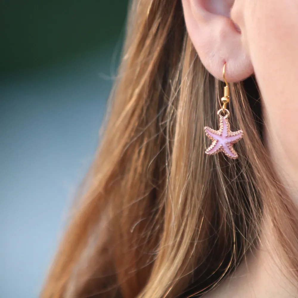 Nickelfria Starfish örhängen, finns i färgerna rosa/grön/blå/vit med gulddetaljer. Skickas endast, köparen står för frakt - 11 kr. Betalning via Swish. Accessoarer.