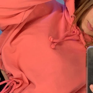 Hoodie - Rosa hoodie med snörning där nere från bikbok i storlek xs men är lite större, kom privat för mer information:)