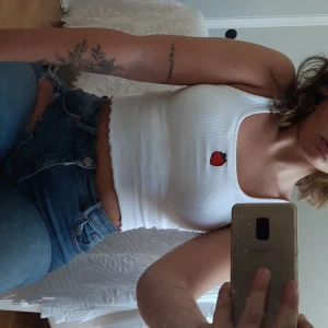 FB SISTERS, storlek XS - Slut sålt as gulligt linne med en jordgubbe!! Aldrig använd så i helt nytt skick. Pris kan diskuteras 