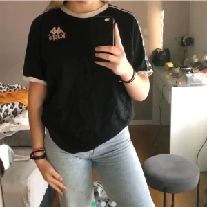 Kappa t-shirt - Jätte fin kappa t-shirt, bra skick den ända lilla slitningen som finns är på kappa märket på bröstet men inget som syns om man inte kollar nära:) står storlek XL men skulle säga mer storek M