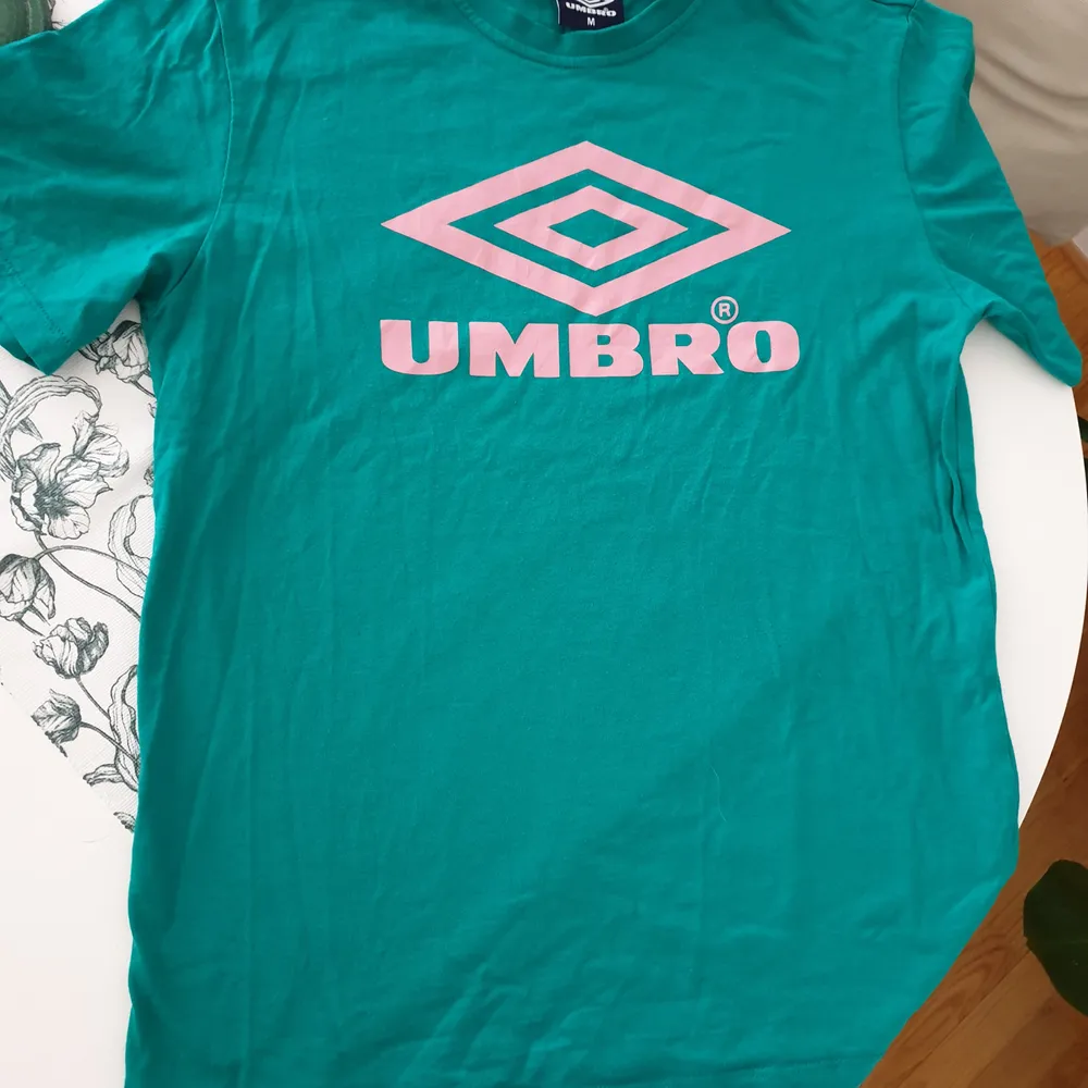 Snygg Umbro t-shirt i härliga färger. Unisex i strl M. T-shirts.