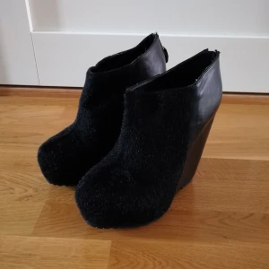 Svarta högklackade skor i storlek 39 - Svarta högklackade skor i storlek 39 från Nellys egna märke. Skorna är aldrig använda. Frakt tillkommer. 