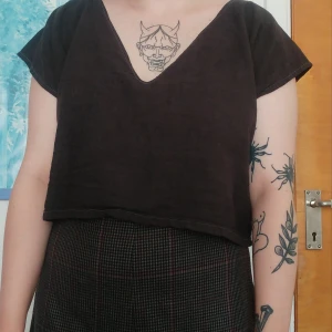 Svart linnetröja - Jättefin svart linnetröja i grövre tyg med konstrastande vita sömmar från ett hållbart/sustainable litet klädmärke