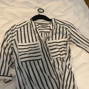 Svart/Randig blus  - En jättefin blus från Vero Moda i storleken S! Använd ett fåtal gånger men för liten för mig i storleken vilket blir anledningen till att jag säljer denna❤️  Frakten kan diskuteras<3