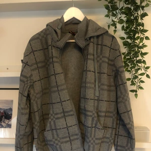Rutig ziphodie  - Bekväm och snygg overzised ziphoodie i grå med rutor på. I strl XL så sitter overzised på mig som är strl M. Säljer då den inte kommer till användning längre💗
