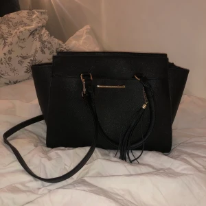 Anna Field väska - Jättefin väska från Anna Field i superbra skick, endast använd 2-3ggr. Tre fack & väldigt rymlig, köptpå zalando för ca 400kr. Säljer för 200kr+frakt men priset går att diskutera ;) Längd: 40cm, höjd: 26cm, bredd: 10cm. Hör gärna av dig vid intresse :) ⚡️