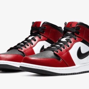 Air Jordan 1 - Air Jordan 1 Chicago black toe, otroligt snygga och trendiga skor. Är storlek 40 men passar bra om man har storlek 39. 