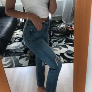 Jeans med hål i knäna - Ett par jeans från Lager 157, helt slut på hemsidan! Dock för korta på mig som är 178 cm, därav aldrig använda.🤍Bjuder på frakten🦋