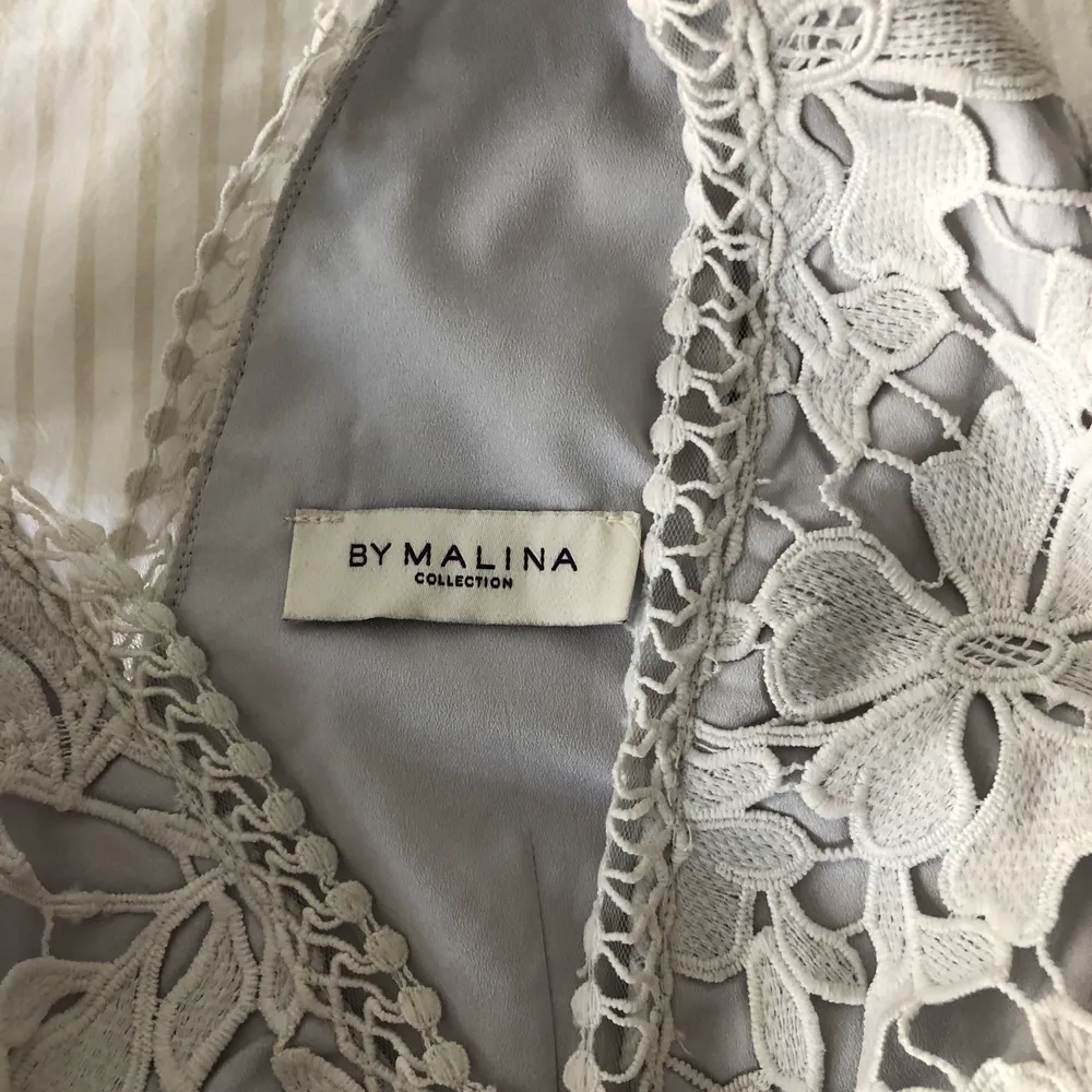 Hej,  Jag säljer en By Malina klänning som är ljusblå/grå i färgen i storlek small. Säljer den för 500kr inklusive frakt. . Klänningar.