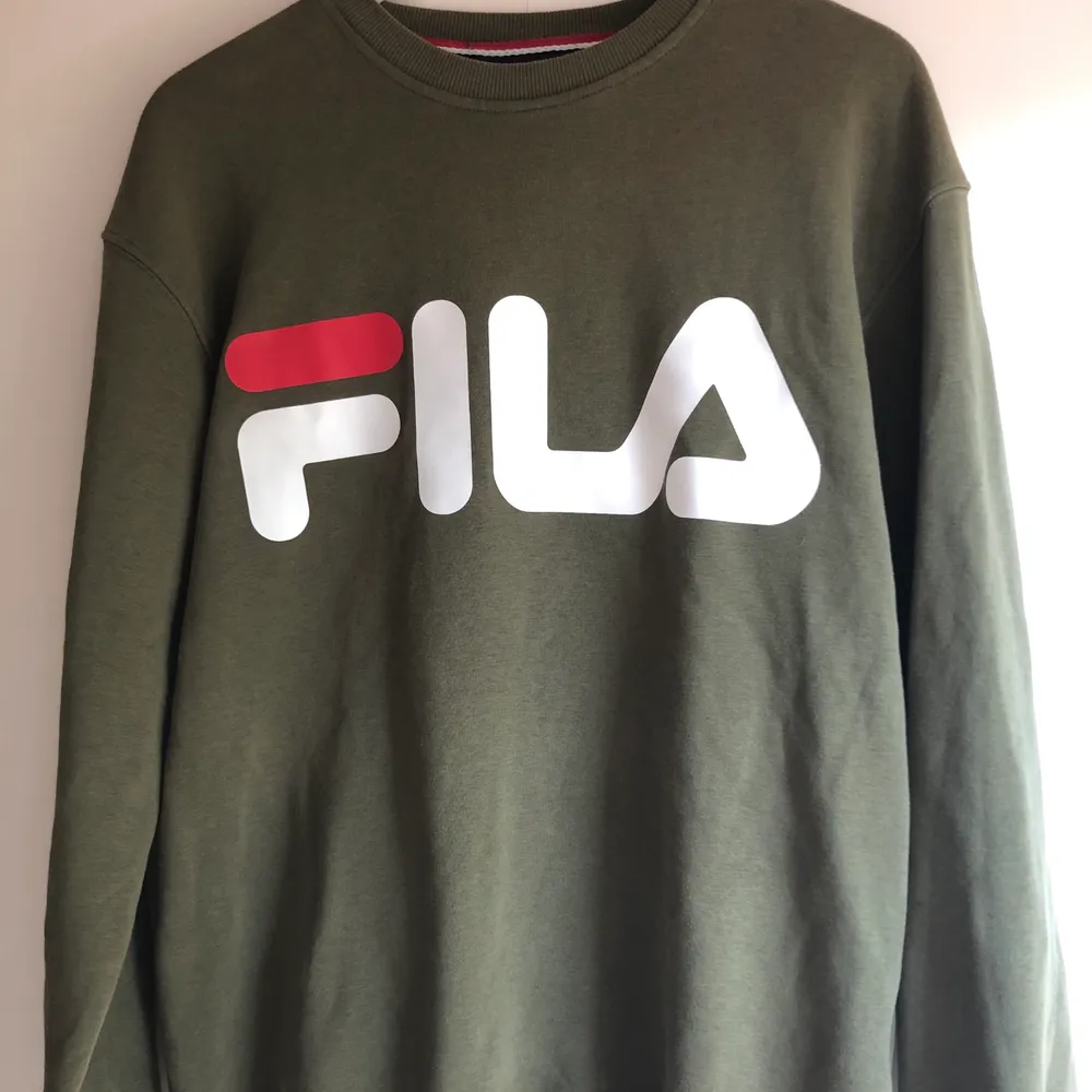 En militärgrön fila sweatshirt som endast är använd ett fåtal gånger och i nyskick. Den är i s och kan stylas både som cropad eller lång. Nypris är ungefär 600kr och säljs nu för 280kr.😊. Hoodies.