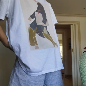 Oversized T-shirt med tryck - Säljer denna jättesnygga T-shirt från Zara då den inte kommer till användning :/ Tröjan är i storlek XL så den sitter ganska löst, oversized, använd sparsamt :))                                      Köparen står för frakt       