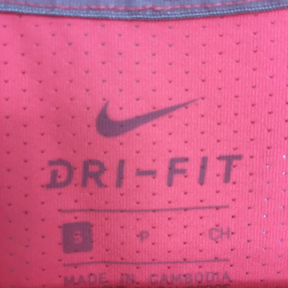 Rosa tränings t-shirt från Nike. Frigursydd med stora bokstäver.        Köpare står för frakt . Hoodies.